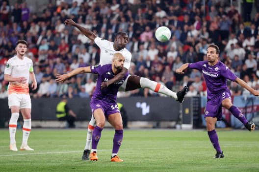 PRAGUE, CZECH REPUBLIC - JUNE 07: Michail Antonio of West Ham United battles for possession with Sofyan Amrabat of ACF Fiorentina during the UEFA Europa Conference League 2022/23 final match between ACF Fiorentina and West Ham United FC at Eden Arena on June 07, 2023 in Prague, Czech Republic. (Photo by Alex Grimm/Getty Images) Guetta: “Amrabat e Arthur coppia ben assortita. Samardzic non alla portata”- immagine 2