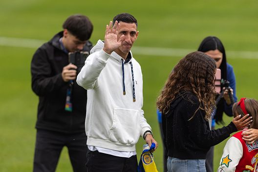ROSARIO, ARGENTINA - 7 LUGLIO: Ángel Di María greets during his unveiling as new player of Rosario Central at Estadio Gigante de Arroyito on July 07, 2025 in Rosario, Argentina. (Photo by Mateo Luis Occhi/Getty Images) angel-di-maria-rosario-central-fideo-argentina-benfica-conferenza-stampa