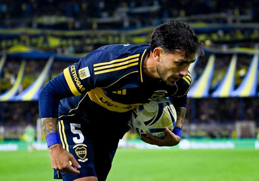 Leandro Paredes del Boca Juniors guarda durante una partita del Torneo Clausura Betano 2025 tra Boca Juniors e Union all'Estadio Alberto J. Armando il 18 luglio 2025 a Buenos Aires, Argentina. (Foto di Marcelo Endelli/Getty Images) Paredes Boca Union