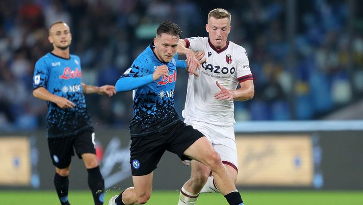 NAPLES, ITALY - OCTOBER 16: Piotr Zielinski of SSC Napoli battles for possession with Lewis Ferguson of Bologna FC during the Serie A match between SSC Napoli and Bologna FC at Stadio Diego Armando Maradona on October 16, 2022 in Naples, Italy. (Photo by Francesco Pecoraro/Getty Images) Bologna imbattuto con chi sta dietro in classifica, ma a Napoli…- immagine 1