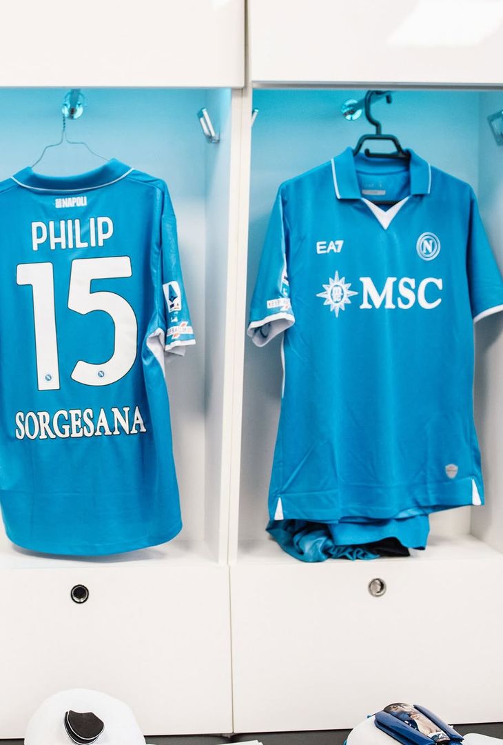 Il Napoli ha pubblicato su Instagram degli scatti dallo spogliatoio azzurro nella pancia del Penzo, ormai manca sempre meno alla sfida.