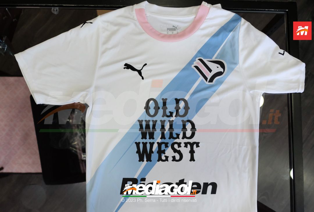 FOTO Palermo, inizia la vendita della seconda e terza maglia Puma 2023/2024 (Gallery) - immagine 17