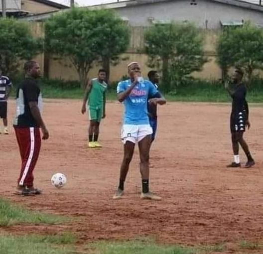 Napoli, ecco Osimhen nei campi nigeriani con la maglia partenopea…- immagine 2