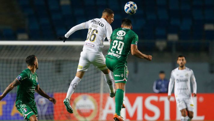 RANCAGUA, CHILE - MAY 24: Deivid Washington (L) of Santos heads the ball against Sebastian Pereira of Audax Italiano during the Copa CONMEBOL Sudamericana 2023 group E match between Audax Italiano and Santos at El Teniente Stadium on May 24, 2023 in Rancagua, Chile. (Photo by Marcelo Hernandez/Getty Images) Santos, stop alla cessione di Washington al Chelsea: il Monaco pareggia l’offerta - immagine 1