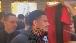 Milan, sorrisi e autografi per Athekame con i tifosi rossoneri | PM
