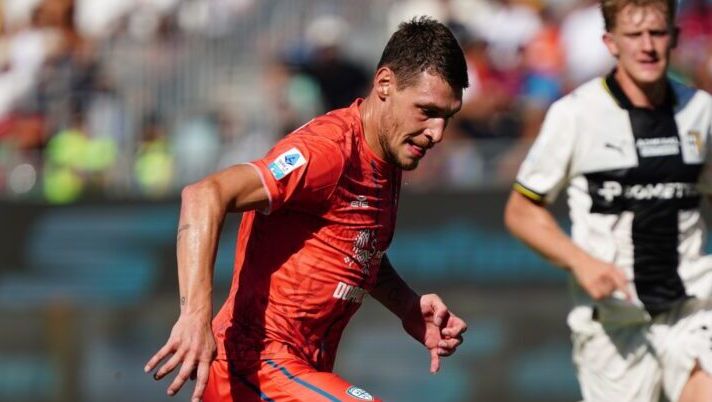 CAGLIARI, ITALY - SEPTEMBER 13: Andrea Belotti of Cagliari Calcio shoots the ball during the Serie A match between Cagliari Calcio and Parma Calcio 1913 at Stadio Sant'Elia on September 13, 2025 in Cagliari, Italy. (Photo by Pier Marco Tacca/Getty Images) Lungo stop per Belotti: ecco con chi sostituirlo al fantacalcio e come cambia il Cagliari (anche sui rigori) - immagine 1