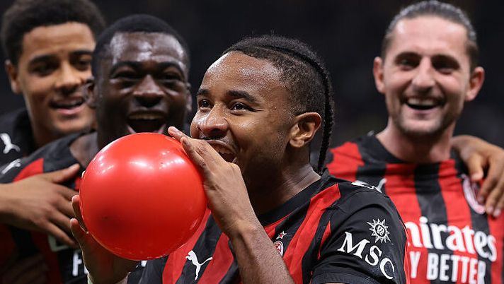 MILAN, ITALY - SEPTEMBER 23: Christopher Nkunku of AC Milan inflates a balloon as he celebrates with teammates after scoring to give the side a 2-0 lead during the Coppa Italia Frecciarossa Round of 16 match between AC Milan and US Lecce at Giuseppe Meazza Stadium on September 23, 2025 in Milan, Italy. (Photo by Jonathan Moscrop/Getty Images) Nkunku al fantacalcio, ecco cosa fare durante la sosta: dopo il primo bonus ecco due soluzioni - immagine 1