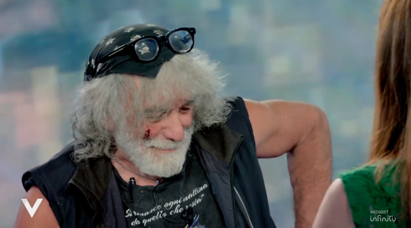 Mauro Corona a Verissimo: “Senza patente da 2 mesi per il vino”- immagine 2