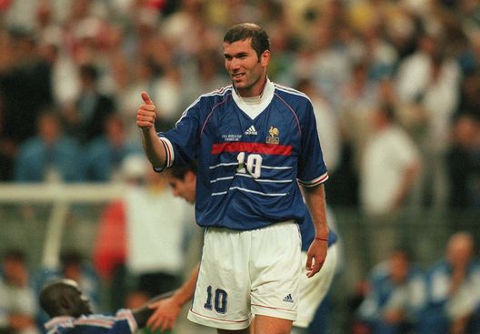 Zinédine Zidane in azione contro il Brasile, durante la finale dei Mondiali in Francia nel 1998. (Foto di Alexander Hassenstein/Bongarts/Getty Images) Odissea nel Mondiale del 1998: la staffetta Del Piero-Baggio, i rigori contro la Francia e quella foto iconica- immagine 5