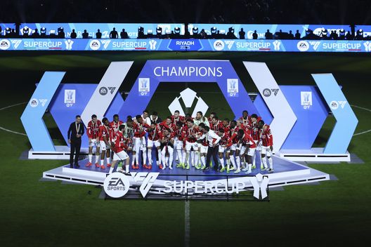 RIYADH, SAUDI ARABIA - JANUARY 06: AC Milan team celebrate the victory with the trophy after the Italian Super Cup Final match between FC Internazionale and AC Milan at the Al Awwal Park Stadium on January 06, 2025 in Riyadh, Saudi Arabia. (Photo by Giuseppe Cottini/AC Milan via Getty Images) Vincere aiuta a vincere: anche i trofei minori sono importanti!- immagine 3