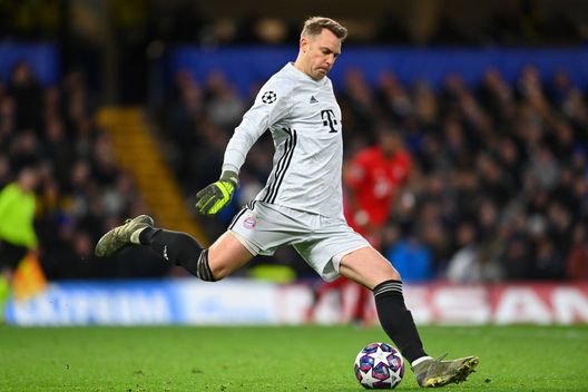 Manuel Neuer del Bayern Monaco calcia il pallone durante la partita di andata degli ottavi di finale di UEFA Champions League tra Chelsea FC e FC Bayern Monaco a Stamford Bridge, il 25 febbraio 2020 a Londra, Regno Unito. (Foto di Clive Mason/Getty Images) Infortunio Musiala, Neuer si scaglia contro Donnarumma: “Non puoi uscire così, sai di poter far male”- immagine 3