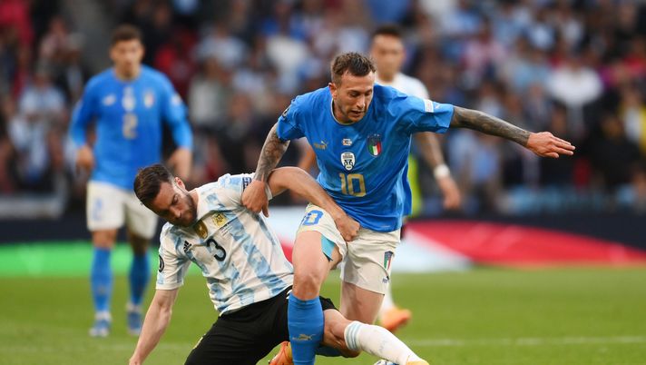 LONDON, ENGLAND - JUNE 01: Nicolas Tagliafico of Argentina battles for possession with Federico Bernardeschi of Italy during the 2022 Finalissima match between Italy and Argentina at Wembley Stadium on June 01, 2022 in London, England. (Photo by Mike Hewitt/Getty Images) Cor Sport – Arriva Bernardeschi: visite domani e domenica atteso a Valles - immagine 1
