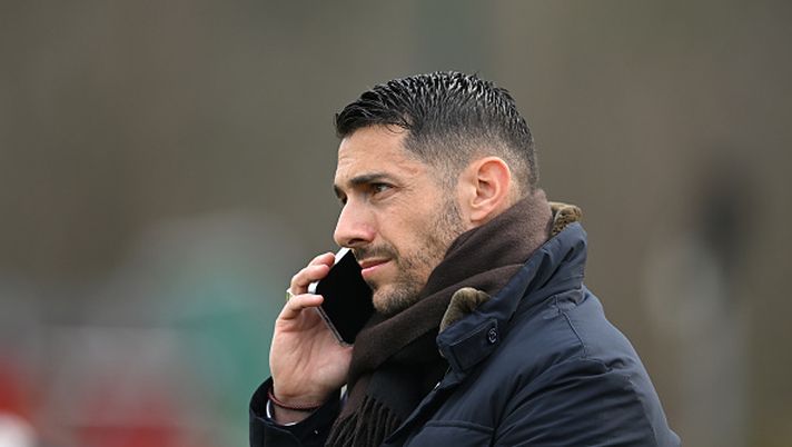 CAIRATE, ITALY - FEBRUARY 07: AC Milan chief scout Geoffrey Moncada looks on during a AC Milan training session at Milanello on February 07, 2024 in Cairate, Italy. (Photo by Claudio Villa/AC Milan via Getty Images)  milan-feyenoord-moncada-dichiarazioni-intervista-sky-tv-diretta-live-news-champions-league