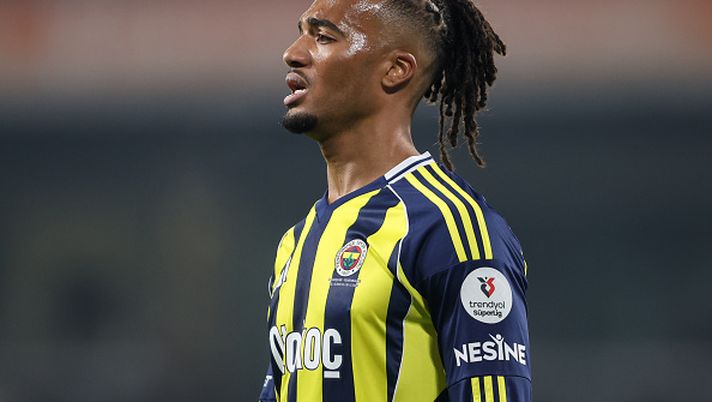 ISTANBUL, TURKEY - DECEMBER 6: Archie Brown of Fenerbahce looks on during the Trendyol Süper Lig match between Rams Basaksehir FK and Fenerbahce SK at Basaksehir Fatih Terim Stadyumu on December 6, 2025 in Istanbul, Turkey. (Photo by Ahmad Mora/Getty Images) archie-brown-fenerbahce-milan-mercato-gennaio