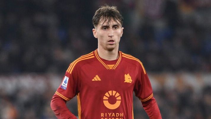 ROME, ITALY - FEBRUARY 05: AS Roma player Tommaso Baldanzi during the Serie A TIM match between AS Roma and Cagliari - Serie A TIM at Stadio Olimpico on February 05, 2024 in Rome, Italy. (Photo by Luciano Rossi/AS Roma via Getty Images) Roma, condizioni da rivalutare per Baldanzi: cosa filtra verso il Napoli - immagine 1