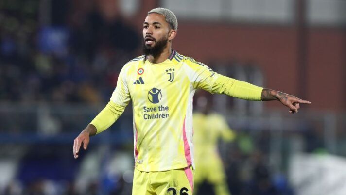 COMO, ITALY - FEBRUARY 07: Douglas Luiz of Juventus gestures during the Serie A match between Como 1907 and Juventus at Stadio G. Sinigaglia on February 07, 2025 in Como, Italy. (Photo by Marco Luzzani/Getty Images) BREAKING – Stop per Douglas Luiz: costretto al cambio! Da valutare anche Cambiaso - immagine 1