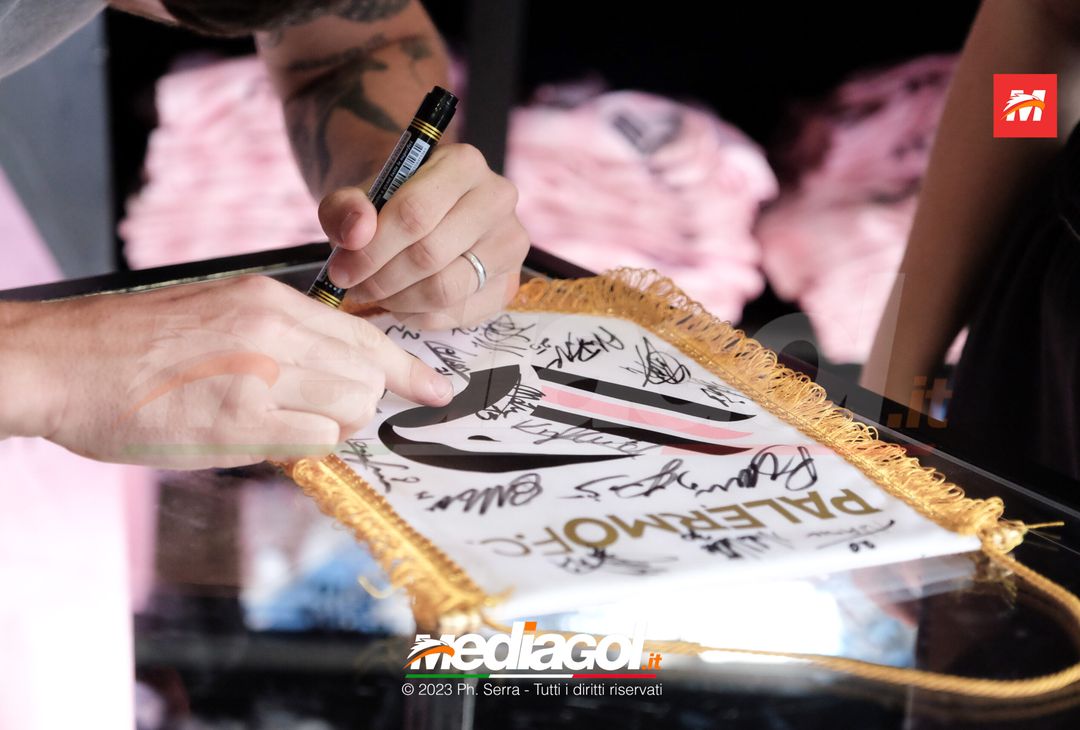 FOTO PALERMO: Liam Henderson incontra i tifosi allo Store Ufficiale (GALLERY) - immagine 74