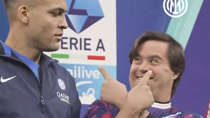 L’Inter celebra il gesto di Lautaro. Il Toro abbraccia il ragazzo che fa la sua esultanza - immagine 1