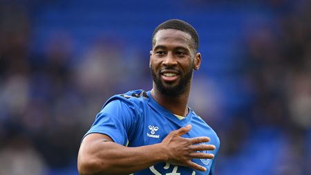 LIVERPOOL, ENGLAND - SEPTEMBER 17: Beto of Everton reacts in the warm up prior to the Premier League match between Everton FC and Arsenal FC at Goodison Park on September 17, 2023 in Liverpool, England. (Photo by Stu Forster/Getty Images) Beto, il nuovo attaccante dell'Everton