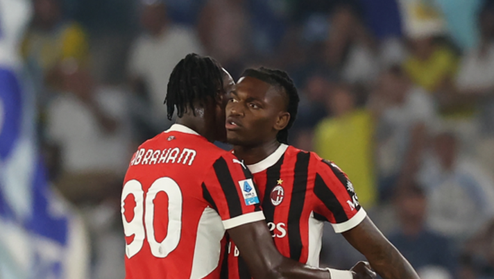Tammy Abraham e Rafael Leao (attacanti del Milan), qui durante Lazio-Milan 2-2 | Serie A 2024-25 (Getty Images) Abraham Leao AC Milan Lazio-Milan 2-2 Serie A 2024-2025