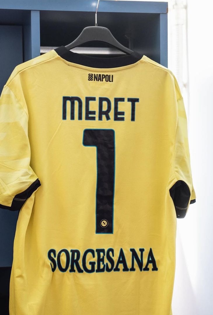 GALLERY Tutto pronto nello spogliatoio del Napoli: la scelta della maglia- immagine 1