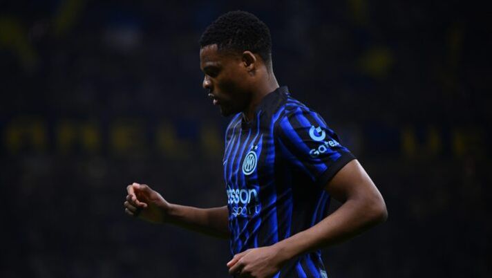 MILAN, ITALY - APRIL 05: Denzel Dumfries of FC Internazionale in action during the Serie A match between FC Internazionale and AS Roma at Giuseppe Meazza Stadium on April 05, 2026 in Milan, Italy. (Photo by Mattia Pistoia - Inter/Inter via Getty Images) Sky – Inter, sondaggio del Real per Dumfries e offerta per Palestra! Novità per Solet e Provedel - immagine 1
