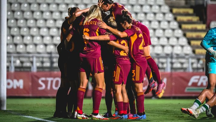 ROME, ITALY - SEPTEMBER 11: Lucia Di Guglielmo of AS Roma celebrates after scored the first goal for her team during the UEFA Women's Champions League match between AS Roma and Sporting Club at Stadio Tre Fontane on September 11, 2025 in Rome, Italy. (Photo by Fabio Rossi/AS Roma via Getty Images) Women’s Champions League, Roma-Sporting 1-2: le lusitane la ribaltano nel recupero - immagine 1