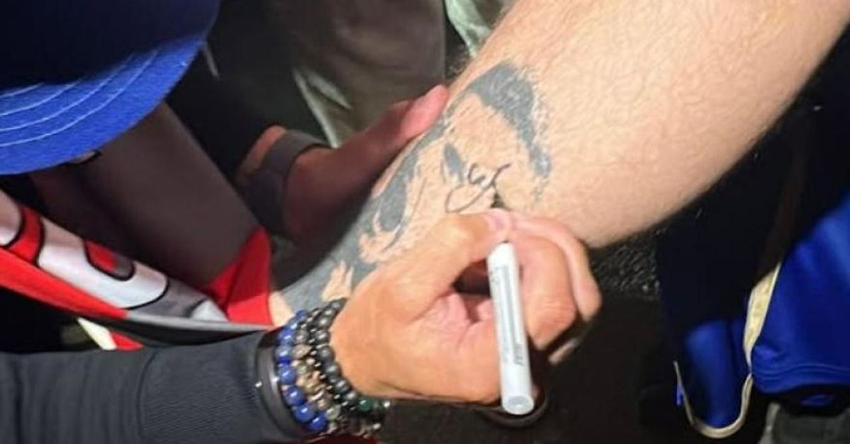 Vardy, un tifoso si fa autografare un tatuaggio a lui dedicato | VIDEO