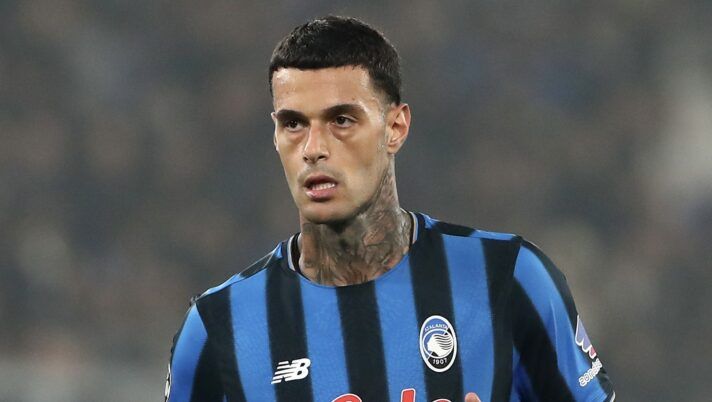 BERGAMO, ITALY - OCTOBER 22: Gianluca Scamacca of Atalanta BC looks on during the UEFA Champions League 2025/26 League Phase MD3 match between Atalanta BC and SK Slavia Praha at Stadio di Bergamo on October 22, 2025 in Bergamo, Italy. (Photo by Marco Luzzani/Getty Images) Milan-Atalanta, formazioni ufficiali: Pulisic e Djimsiti in tribuna! Leao, Scamacca, Raspadori e Krstovic… - immagine 1