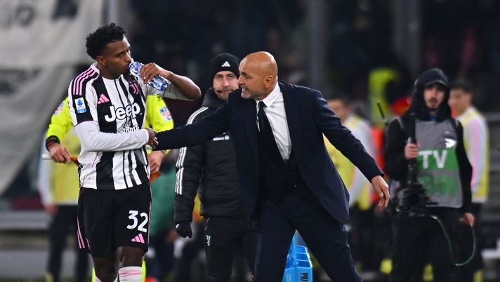 Cabal festeggia col tecnico Spalletti in Bologna-Juventus. (Photo by Alessandro Sabattini/Getty Images) Spalletti vince e convince, Italiano con la lingua per terra: Cabal risolve il match per la Champions - immagine 1
