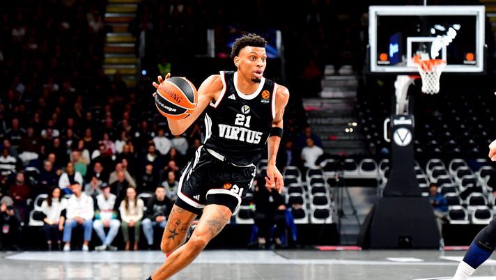 BOLOGNA, ITALY - DECEMBER 12: Derrick Alston Jr., #21 of Virtus Bologna during the EuroLeague match between Virtus Bologna and Hapoel Ibi Tel Aviv at Virtus Arena on December 12, 2025 in Bologna, Italy. (Photo by Luca Sgamellotti/Euroleague Basketball via Getty Images) Bologna-Olympiacos: diretta streaming gratis, dove vedere il match di Eurolega - immagine 1