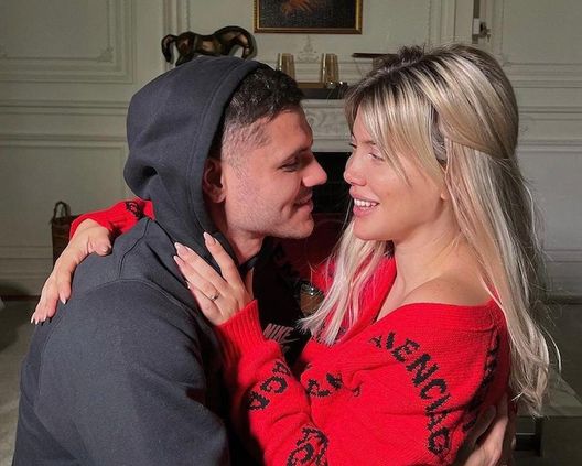 Mauro Icardi mette le cose in chiaro e posta una foto intima di Wanda: “Per voi che…” Mauro Icardi mette le cose in chiaro e posta una foto intima di Wanda: “Per voi che…” - immagine 1