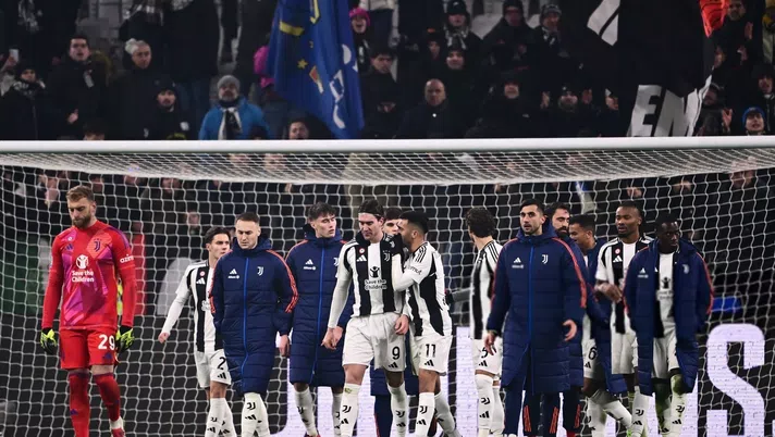 Caos Juve, Vlahovic contestato e insultato dai tifosi: “Pezzo di m***”. Lui applaude - immagine 1