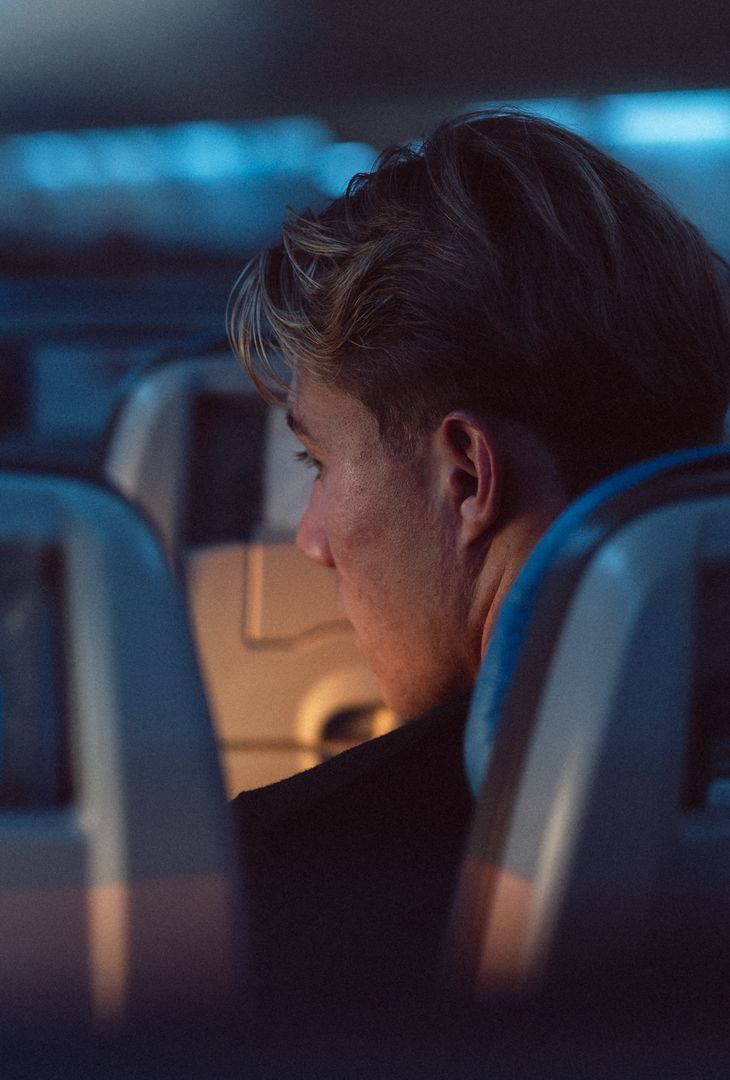 Meno di 24 ore separano Torino-Napoli dal suo fischio d'inizio: in programma per le 18:00 di domani, sabato 18 ottobre, la gara sarà valevole per la 7ª giornata del campionato 2025/26 di Serie A. Per giungere nel capoluogo piemontese, gli azzurri hanno scelto di viaggiare in aereo: l'admin dell'account Instagram della compagine partenopea ha pubblicato un quartetto di scatti che riassume il viaggio odierno degli uomini di mister Conte.