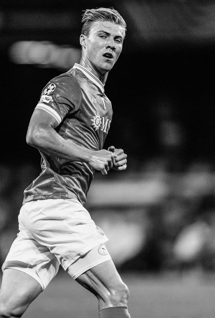 L'estasi per la prestazione di Kevin De Bruyne e la gioia per la doppietta messa a referto da Rasmus Hojlund: due sentimenti positivi (e cardini) rappresentati alla perfezione dal riassunto 'in bianco e nero' di Napoli-Sporting Lisbona realizzato dall'admin dell'account Instagram della compagine partenopea.