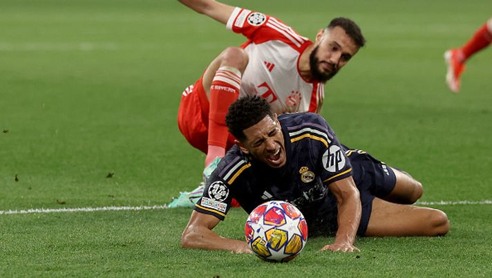 MUNICH, GERMANY - APRIL 30: Jude Bellingham of Real Madrid is fouled by Noussair Mazraoui of Bayern Munich during the UEFA Champions League semi-final first leg match between FC Bayern München and Real Madrid at Allianz Arena on April 30, 2024 in Munich, Germany. (Photo by Alexander Hassenstein/Getty Images) Rimontine… - immagine 1