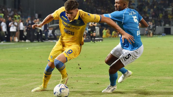 FROSINONE, ITALY - AUGUST 19: Gennaro Borrelli of Frosinone Calcio and Juan Jesus of SSC Napoli in action during the Serie A TIM match between Frosinone Calcio and SSC Napoli at Stadio Benito Stirpe on August 19, 2023 in Frosinone, Italy. (Photo by Giuseppe Bellini/Getty Images) Per il Napoli spunta Borrelli, debuttò in A contro gli azzurri: i dettagli – GdS - immagine 1
