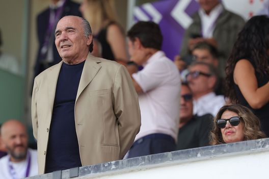 FLORENCE, ITALY - SEPTEMBER 17: Rocco Commisso president of ACF Fiorentina looks on during the Serie A TIM match between ACF Fiorentina and Atalanta BC at Stadio Artemio Franchi on September 17, 2023 in Florence, Italy. (Photo by Gabriele Maltinti/Getty Images) Commisso: “Franchi? Non capisco tutti questi problemi. Su Dodò e Nico…”- immagine 2
