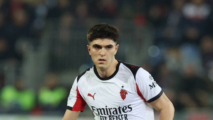 Davide Bartesaghi (difensore AC Milan), qui durante Cagliari-Milan 0-1 (Serie A 2025-2026) | News (Getty Images) Bartesaghi verso il rinnovo. L'esperto: 'Per il Milan è incedibile'. Ecco le ultime novità