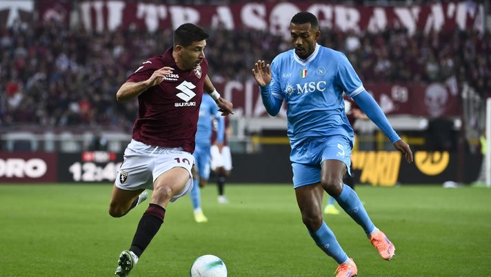 TURIN, ITALY - OCTOBER 19: Giovanni Simeone of Torino FC in action during the Serie A match between Torino FC and SSC Napoli at Stadio Olimpico Grande Torino on October 19, 2025 in Turin, Italy. (Photo by Stefano Guidi - Torino FC/Torino FC 1906 via Getty Images) Verso Napoli-Torino, D’Aversa vuole il bis contro un Napoli altalenante - immagine 1