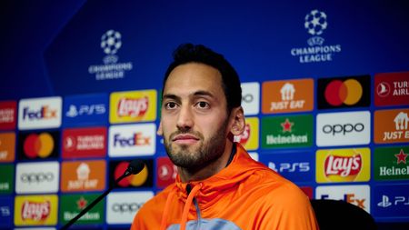 COMO, ITALY - OCTOBER 02: Hakan Calhanoglu of FC Internazionale speaks with the media during the press conference to present UEFA Champions League match Group D between FC Internazionale and SL Benfica at Appiano Gentile on October 02, 2023 in Como, Italy. (Photo by Mattia Ozbot - Inter/Inter via Getty Images)