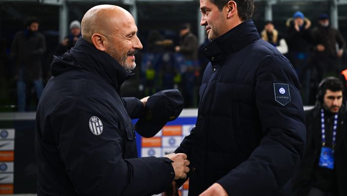 MILAN, ITALY - JANUARY 04: Head Coach of Bologna FC Vincenzo Italiano and Head Coach of FC Internazionale Cristian Chivu shake hands prior to the Serie A match between FC Internazionale and Bologna FC 1909 at Giuseppe Meazza Stadium on January 04, 2026 in Milan, Italy. (Photo by Mattia Ozbot - Inter/Inter via Getty Images) Chivu e l’Inter giovane al Dall’Ara: chi andrà ai mondiali… - immagine 1