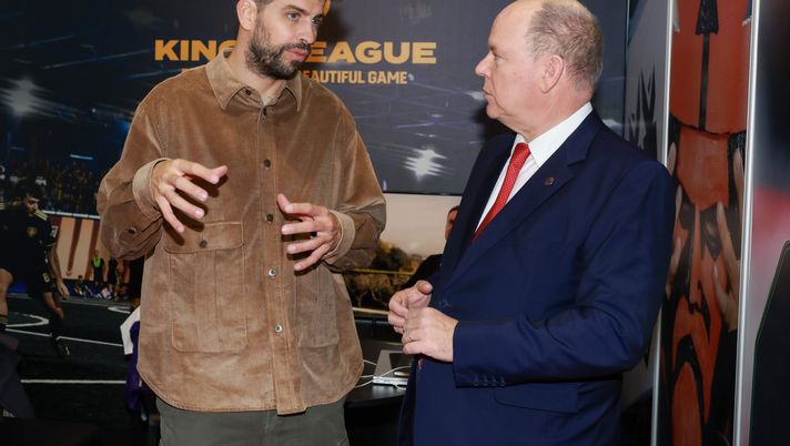 Barcellona, Piqué esulta con il club dopo il trionfo nel derby contro l’Espanyol - immagine 1