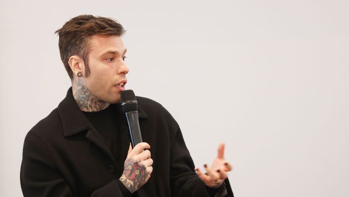 MILAN, ITALY - FEBRUARY 21: Fedez attends the presentation of the artwork 'Il Pessimista Narcisista O Il Narcisista Pessimista' by Francesco Vezzoli at Triennale Design Museum on February 21, 2022 in Milan, Italy. (Photo by Vittorio Zunino Celotto/Getty Images) Chi è Matilde Caru, la nuova fidanzata di Fedez. I 2 ai Caraibi: “Voglio tenerti nascosta” - immagine 1