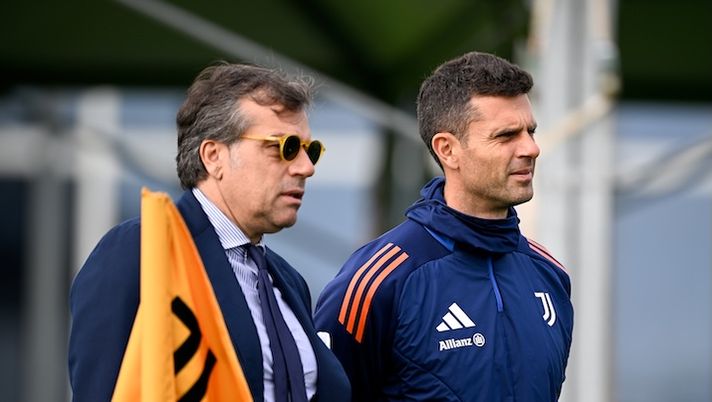 TURIN, ITALY - OCTOBER 21: Cristiano Giuntoli, Thiago Motta of Juventus during the UEFA Champions League 2024/25 League Phase MD3 training and press conference at Juventus Stadium on October 21, 2024 in Turin, Italy. (Photo by Daniele Badolato - Juventus FC/Juventus FC via Getty Images) Giuntoli: “Panchina Juve, la decisione su Thiago Motta! Ora stiamo uniti, ecco cosa serve” - immagine 1