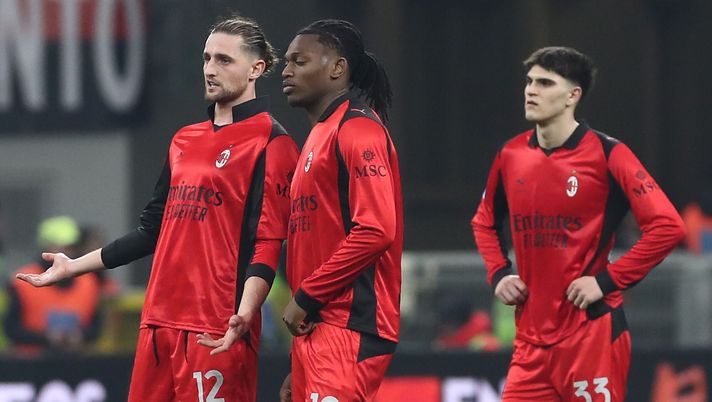 MILAN, ITALY - FEBRUARY 22: Adrien Rabiot, Rafael Leao and Davide Bartesaghi of AC Milan show their dejection during the Serie A match between AC Milan and Parma Calcio 1913 at Giuseppe Meazza Stadium on February 22, 2026 in Milan, Italy. (Photo by Marco Luzzani/Getty Images) Milan, l’attacco è un rebus: le mosse per il futuro - immagine 1