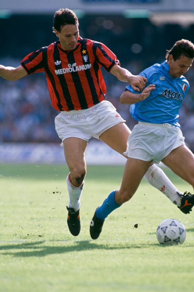 Dutch footballer Marco van Basten (left), of AC Milan, in action against Napoli in a Serie A match at the Stadio San Paolo, Naples, 21st October 1990. The match ended in a 1-1 draw. (Photo by Simon Bruty/Getty Images) Milan e Napoli: da Maradona e Van Basten a Kvara e Leao- immagine 6