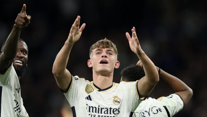 MADRID, SPAIN - NOVEMBER 29: Nico Paz of Real Madrid celebrates with teammate Antonio Rudiger after scoring the team's third goal during the UEFA Champions League match between Real Madrid and SSC Napoli at Estadio Santiago Bernabeu on November 29, 2023 in Madrid, Spain. (Photo by Florencia Tan Jun/Getty Images) Como, Nico Paz è entrato nel listone: ecco quotazione e ruolo. Cosa fare all’asta - immagine 1