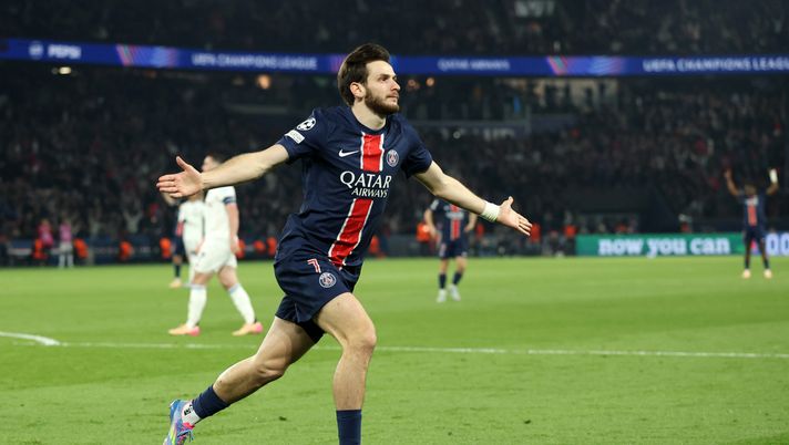 PARIS, FRANCE - APRIL 09: Khvicha Kvaratskhelia of Paris Saint-Germain celebrates scoring his team's second goal during the UEFA Champions League 2024/25 Quarter Final First Leg match between Paris Saint-Germain and Aston Villa FC at Parc des Princes on April 09, 2025 in Paris, France. (Photo by Carl Recine/Getty Images) Aston Villa-Psg, agli inglesi serve un’impresa. Ma al Villa Park… - immagine 1