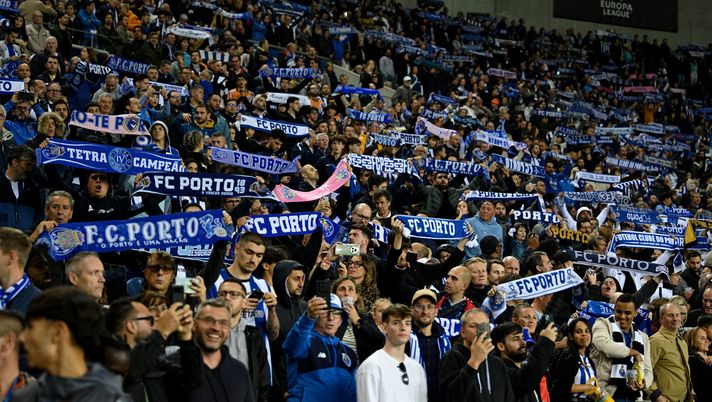 PORTO, PORTOGALLO - 24 OTTOBRE: I tifosi dell'FC Porto mostrano il loro sostegno sugli spalti prima della partita MD3 della fase di lega della UEFA Europa League 2024/25 tra l'FC Porto e il TSG 1899 Hoffenheim all'Estadio do Dragao il 24 ottobre 2024 a Porto, Portogallo. (Foto di Octavio Passos/Getty Images) Porto Benfica